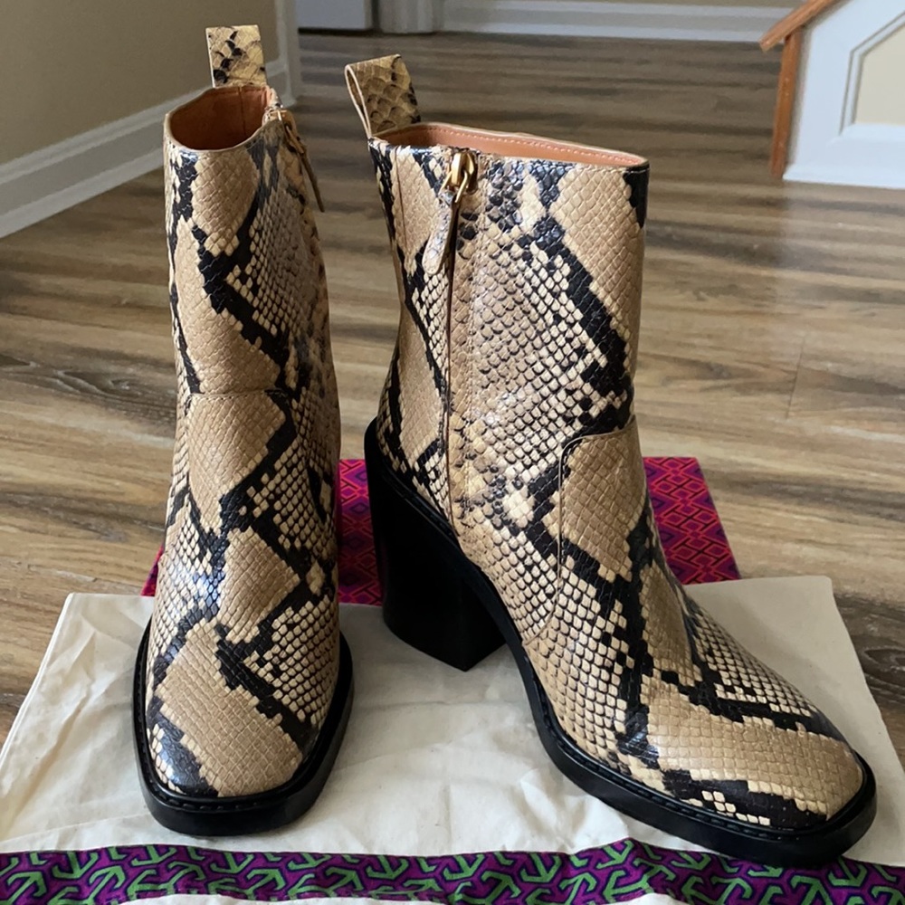 Tory Burch Heeled Ankle Boot Stamped Snake Printed Leather Pale Desert Roccia - Picture 2 of 16